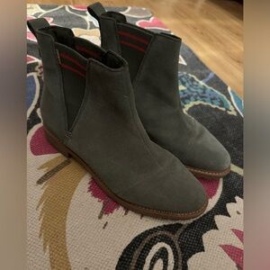 TOMS CLEO CHELSEA BOOTS OLIVE GREEN SUEDE WOMEN’S 8